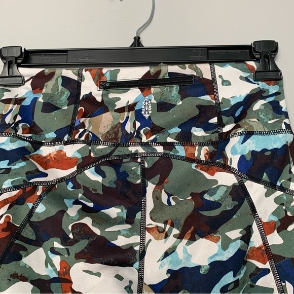 Free People Movement FP Guinevere camo ruched 7/8 leggings.‎ Size 6P - Picture 6 of 10